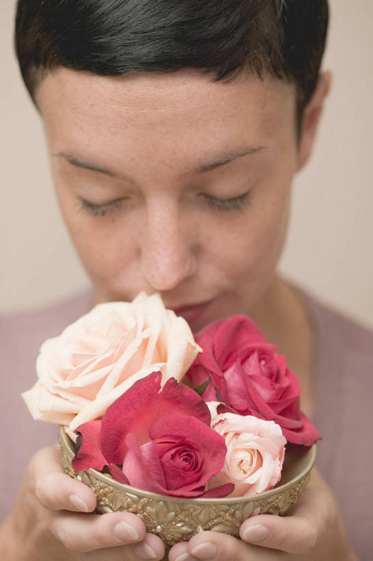 西方人,脸,头,脸颊,手,一个人,站,闭眼,竖图,室内,特写,白天,正面,爱情,幸福,纯洁,热情,玫瑰,欧洲,欧洲人,双手,仅一个年轻女性,仅一个女性,仅一个人,握,服装,盛开,陶瓷,玫瑰花,陶瓷制品,浪漫,拿,花蕾,拿着,休闲装,闻,花,花瓣,花朵,鲜花,一个,衣服,红色,容器,碗,花苞,花蕊,站着,休闲,温暖,温馨,手部,休闲服,恩爱,握着,服饰,红玫瑰,单个,储藏,和睦,嗅,储存,感动,尊敬,天真,刺玫花,徘徊花,年轻女性,女人,女性,白种人,头部,脸部,脸蛋,面部,闭眼睛,闭着眼,闭着眼睛,站立,半身,彩图,融洽,贮存