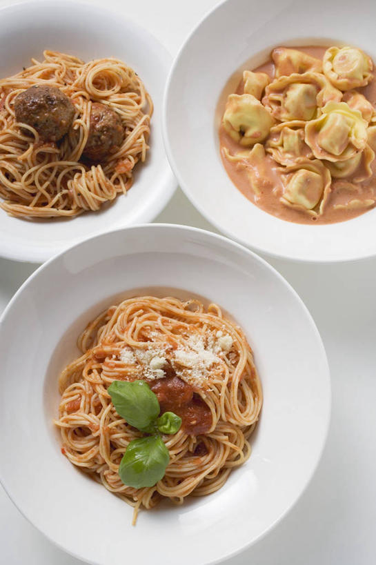 面食,面条,意大利面,无人,竖图,俯视,室内,特写,白天,白色背景,西餐,植物,桌面,桌子,蔬菜,西红柿,餐具,叶子,阴影,新鲜,反射,木制,碟子,盘,影子,调料,酱料,酱汁,面,茄汁,肉,香料,佐料,料理,食品,绿叶,草药,调味品,丸子,调味料,番茄酱,酱,肉类,肉丸,中药,食物,三个,盘子,木制品,碟,香草,嫩叶,西式,摄影,有机食品,绿色食品,影棚,罗勒,紫苏,药材,中草药,肉食,九层塔,圣约瑟夫草,甜罗勒,兰香,中药材,本草,叶,叶片,番茄,彩图,高角度拍摄,影棚拍摄,拍摄