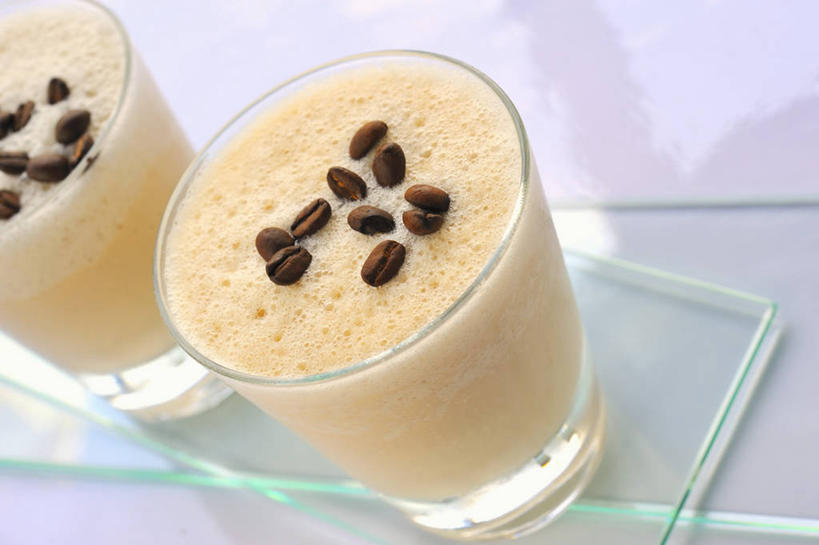 咖啡,无人,横图,俯视,室内,特写,白天,白色背景,幸福,植物,桌面,桌子,豆,杯子,阴影,反射,木制,影子,豆类,豆子,两杯,娱乐,玻璃制品,饮料,两个,木制品,水杯,咖啡豆,享受,休闲,温馨,放松,乐趣,摄影,影棚,提神,舒适,醒脑,豆科,软饮料,咖啡因,玻璃杯,彩图,高角度拍摄,影棚拍摄,拍摄