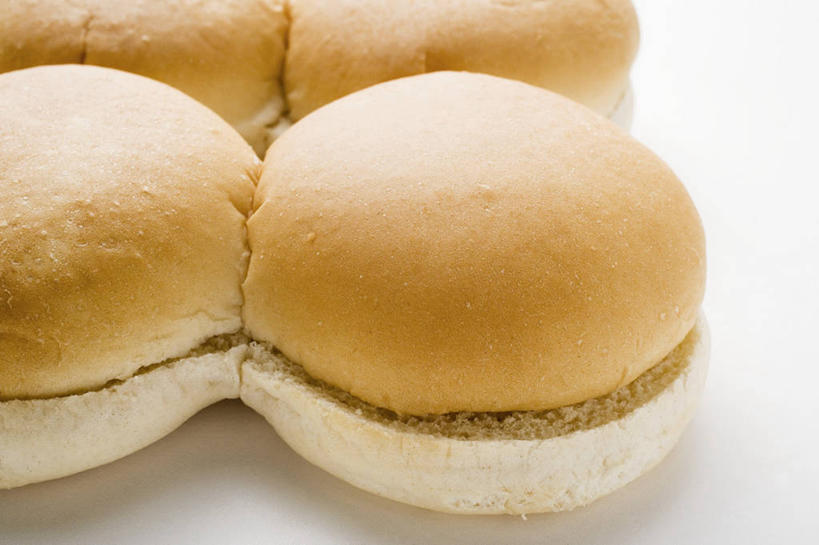 点心,面包,无人,横图,俯视,室内,特写,白天,白色背景,烹饪,西餐,桌面,桌子,一排,阴影,整齐,并列,并排,反射,木制,影子,肉,汉堡,牛肉,料理,食品,面点,菜肴,美食,肉类,食物,糕点,排列,木制品,快餐,西式,摄影,佳肴,影棚,队列,平行,肉食,西式快餐,垃圾食品,小圆面包,彩图,高角度拍摄,影棚拍摄,拍摄