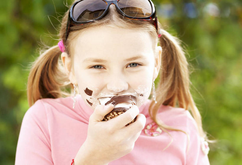 西方人,儿童,一个人,站,吃,横图,室外,白天,正面,纯洁,植物,欧洲,欧洲人,仅一个女性,仅一个人,握,服装,朦胧,模糊,装饰,墨镜,头饰,眼镜,食品,糖,糖果,甜点,甜品,软糖,拿,拿着,注视,休闲装,棉花糖,树,树木,食物,小孩,衣服,绿色,自然,发饰,饰品,太阳镜,太阳眼镜,甜食,巧克力,观察,看,站着,仅一个小孩,休闲,休闲服,遮阳镜,可爱,童年,童趣,握着,服饰,生长,成长,观看,朱古力,华丽,修饰,点缀,察看,关注,头绳,童真,烂漫,无邪,配饰,衬托,美观,雅致,雅观,天真,女孩,女人,女性,白种人,孩子,嚼,食,站立,半身,彩图,发绳,女生