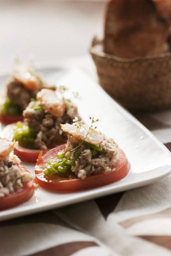 海鲜,无人,竖图,俯视,室内,特写,白天,桌面,桌子,蔬菜,西红柿,餐具,阴影,花纹,新鲜,反射,木制,布,碟子,盘,图案,影子,肉,生食,蔬菜沙拉,鱼肉,沙拉,食品,鲔鱼,布纹,色拉,水产,金枪鱼,沙律,肉类,海洋生物,食物,一个,盘子,木制品,碟,有机食品,绿色食品,单个,色拉酱,布匹,吞拿鱼,水生动物,海产品,千岛酱,水生物,肉食,海底动物,番茄,彩图,高角度拍摄