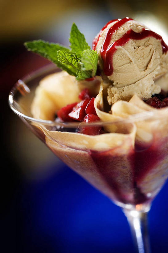 点心,无人,竖图,室内,特写,白天,正面,植物,杯子,叶子,阴影,朦胧,模糊,反射,高脚杯,纹理,影子,薄荷,食品,冰激凌,绿叶,银丹草,清凉,文化,小吃,玻璃制品,食物,糕点,一个,绿色,酒杯,果酱,甜食,冷饮,舒服,嫩叶,冰淇淋,草莓酱,单个,解暑,解渴,薄饼,雪糕,圣代,舒爽,肌理,冰糕,消暑,鸡尾酒杯,果子酱,斑叶凤梨薄荷,苹果薄荷,夜息香,法国薄饼,叶,叶片,叶脉,玻璃杯,彩图,水果冰激凌,新地