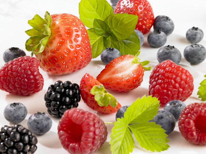 无人,横图,俯视,室内,特写,白天,白色背景,植物,桌面,桌子,草莓,浆果,蓝莓,黑莓,水果,叶子,切开,阴影,新鲜,反射,木制,纹理,影子,生食,食品,果实,绿叶,食物,绿色,木制品,切,嫩叶,摄影,有机食品,绿色食品,影棚,剖面,山莓,树莓,三月泡,四月泡,山抛子,刺葫芦,悬钩子,馒头菠,高脚菠,龙船泡,泡儿刺,切面,肌理,露莓,叶,叶片,叶脉,洋莓,水果皇后,山都柿,蓝浆果,蓝靛果,红莓,地莓,彩图,高角度拍摄,影棚拍摄,拍摄