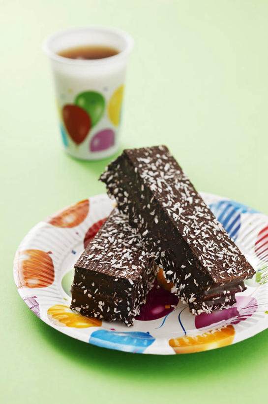 无人,竖图,俯视,室内,特写,白天,幸福,茶,桌面,桌子,椰子,杯子,餐具,水果,绿色背景,阴影,新鲜,反射,木制,碟子,盘,影子,生食,茶叶,食品,糖,糖果,甜点,甜品,果实,娱乐,玻璃制品,食物,一个,盘子,木制品,水杯,碟,甜食,巧克力,享受,休闲,温馨,放松,乐趣,摄影,有机食品,绿色食品,影棚,单个,朱古力,黑巧克力,提神,舒适,醒脑,大椰,胥余,椰瓢,越王头,玻璃杯,彩图,高角度拍摄,影棚拍摄,拍摄