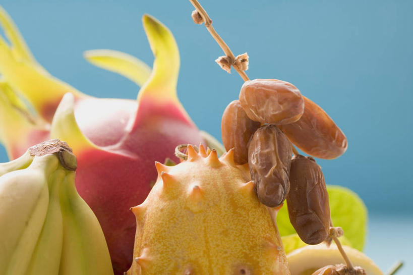 无人,横图,俯视,室内,特写,白天,桌面,桌子,香蕉,水果,阴影,蓝色背景,新鲜,反射,木制,影子,生食,食品,果实,刺角瓜,非洲角瓜,火龙果,食物,木制品,青龙果,摄影,有机食品,绿色食品,影棚,枣椰子,非洲黄瓜,波斯枣,番枣,海枣,无漏子,椰枣,伊拉克枣,非洲角黄瓜,甘蕉,彩图,高角度拍摄,影棚拍摄,拍摄