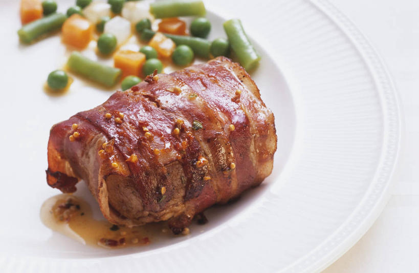 无人,横图,俯视,室内,特写,白天,白色背景,植物,桌面,桌子,豆,萝卜,胡萝卜,蔬菜,餐具,阴影,新鲜,反射,木制,碟子,盘,影子,豆类,豆子,肉,食品,培根,猪肉,肉类,食物,一个,盘子,木制品,碟,摄影,有机食品,绿色食品,影棚,单个,肉食,豆科,豚肉,青大豆,青豆,红萝卜,甘荀,彩图,高角度拍摄,影棚拍摄,拍摄,烟肉,腌熏