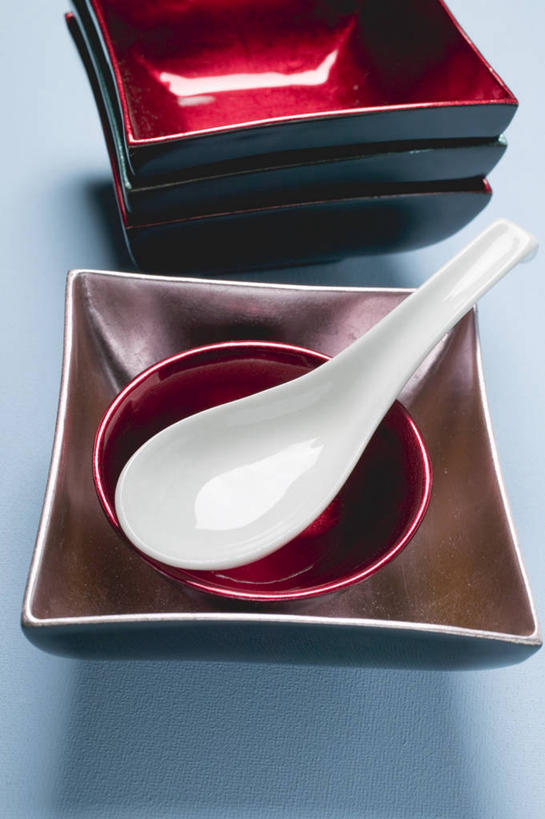 无人,竖图,俯视,室内,特写,白天,桌面,桌子,静物,一排,阴影,蓝色背景,整齐,反射,木制,影子,勺子,陶瓷,陶瓷制品,排列,一个,白色,黑色,木制品,容器,调羹,汤匙,碗,摄影,影棚,单个,储藏,堆,储存,队列,彩图,高角度拍摄,影棚拍摄,拍摄,贮存