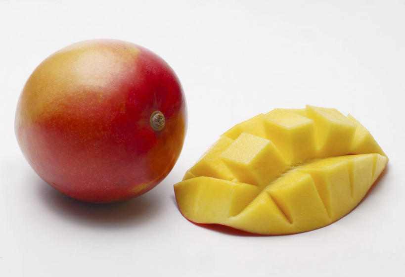 无人,横图,俯视,室内,特写,白天,白色背景,桌面,桌子,芒果,水果,切开,阴影,新鲜,反射,木制,影子,生食,食品,果实,食物,黄色,红色,木制品,切,摄影,有机食品,绿色食品,影棚,剖面,切面,望果,蜜望,檬果,闷果,漭果,杧果,庵波罗果,彩图,高角度拍摄,影棚拍摄,拍摄