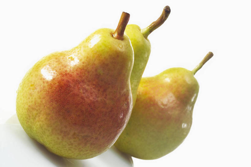 无人,横图,俯视,室内,特写,白天,白色背景,桌面,桌子,梨,水果,阴影,新鲜,反射,木制,影子,生食,食品,果实,食物,三个,黄色,木制品,香梨,摄影,有机食品,绿色食品,影棚,生梨,彩图,高角度拍摄,影棚拍摄,拍摄