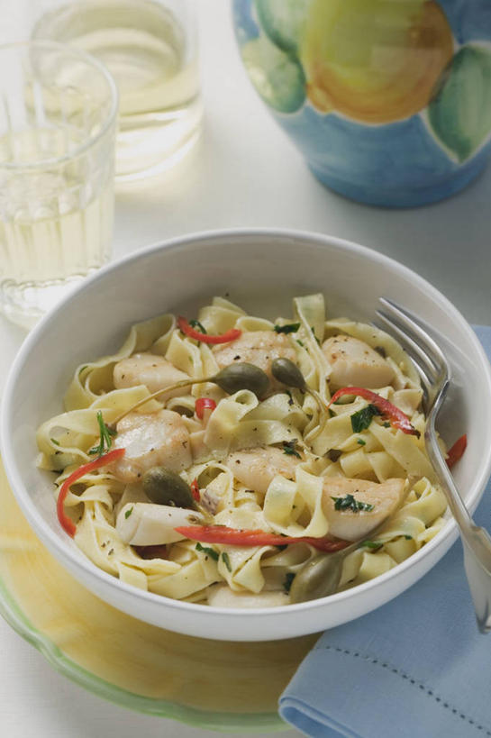 面食,面条,意大利面,无人,竖图,俯视,室内,特写,白天,西餐,植物,桌面,桌子,蔬菜,餐具,水果,金属制品,阴影,新鲜,反射,金属,木制,叉子,影子,陶瓷,面,料理,食品,草药,陶瓷制品,中药,食物,一个,木制品,容器,碗,西式,有机食品,绿色食品,单个,储藏,储存,药材,中草药,马槟榔,餐叉,中药材,本草,马金囊,水槟榔,紫槟榔,马金南,山槟榔,太极子,屈头鸡,进餐用具,彩图,高角度拍摄,贮存