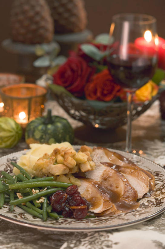 红酒,葡萄酒,无人,竖图,俯视,室内,特写,白天,植物,餐桌,桌子,鸡,豆,蔬菜,杯子,餐具,许多,阴影,朦胧,模糊,新鲜,反射,碟子,高脚杯,盘,影子,豆类,豆子,鸡肉,肉,食品,红酒杯,火鸡,酒类,很多,一杯,肉类,家禽,玻璃制品,酒,食物,饮料,动物,盘子,酒杯,碟,红葡萄酒,牲畜,有机食品,绿色食品,餐台,葡萄酒杯,肉食,鸡胸肉,豆科,七面鸟,吐绶鸡,青大豆,玻璃杯,青豆,彩图,高角度拍摄