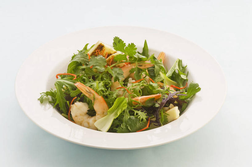 海鲜,奶酪,无人,横图,俯视,室内,特写,白天,白色背景,餐桌,桌子,蔬菜,餐具,阴影,新鲜,反射,碟子,盘,影子,生菜,莴苣,生食,蔬菜沙拉,虾,干酪,起司,沙拉,食品,芝士,营养,色拉,水产,沙律,大虾,海洋生物,食物,一个,盘子,碟,乳酪,摄影,有机食品,绿色食品,影棚,对虾,单个,餐台,色拉酱,乳制品,水生动物,海产品,千岛酱,水生物,发酵,海底动物,斑节虾,春菜,鹅仔菜,莴仔菜,千金菜,叶用莴苣,东方对虾,中国对虾,奶油生菜,彩图,高角度拍摄,影棚拍摄,拍摄