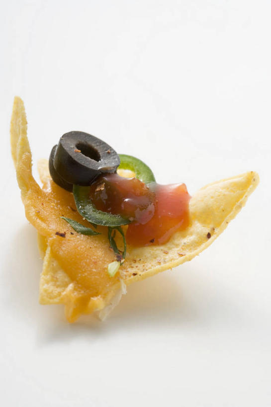 点心,奶酪,无人,竖图,俯视,室内,特写,白天,白色背景,餐桌,桌子,橄榄,蔬菜,西红柿,水果,阴影,新鲜,反射,影子,玉米片,调料,酱料,酱汁,茄汁,生食,佐料,干酪,起司,食品,果实,调味品,芝士,营养,调味料,蔬果,番茄酱,酱,食物,快餐,零食,乳酪,摄影,有机食品,绿色食品,影棚,餐台,黑橄榄,乳制品,发酵,垃圾食品,乌橄榄,乌榄,油橄榄,青果,白榄,番茄,彩图,高角度拍摄,影棚拍摄,拍摄