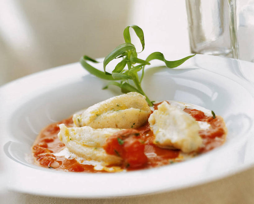 面食,奶酪,无人,横图,俯视,室内,特写,白天,烹饪,西餐,餐桌,桌子,餐具,叶子,阴影,装饰,反射,碟子,盘,影子,调料,酱料,酱汁,茄汁,佐料,干酪,起司,料理,食品,饺子,面点,绿叶,调味品,芝士,营养,调味料,番茄酱,酱,小吃,菜肴,美食,食物,一个,盘子,碟,嫩叶,乳酪,西式,佳肴,单个,餐台,华丽,修饰,点缀,配菜,乳制品,发酵,意大利饺子,衬托,美观,雅致,雅观,叶,叶片,彩图,高角度拍摄