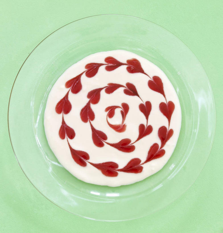 无人,竖图,俯视,室内,特写,白天,餐桌,桌子,餐具,水果,玻璃,绿色背景,阴影,新鲜,反射,碟子,盘,影子,生食,食品,果实,玻璃制品,食物,一个,盘子,碟,果酱,摄影,有机食品,绿色食品,影棚,单个,餐台,山莓,树莓,三月泡,四月泡,山抛子,刺葫芦,悬钩子,馒头菠,高脚菠,龙船泡,泡儿刺,果子酱,彩图,高角度拍摄,影棚拍摄,拍摄