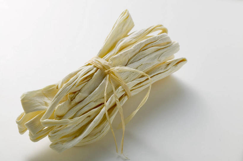 无人,横图,俯视,室内,特写,白天,白色背景,餐桌,桌子,南瓜,蔬菜,捆扎,阴影,新鲜,反射,影子,金瓜,食品,番瓜,食物,绳子,摄影,有机食品,绿色食品,影棚,餐台,麦瓜,倭瓜,彩图,高角度拍摄,影棚拍摄,拍摄