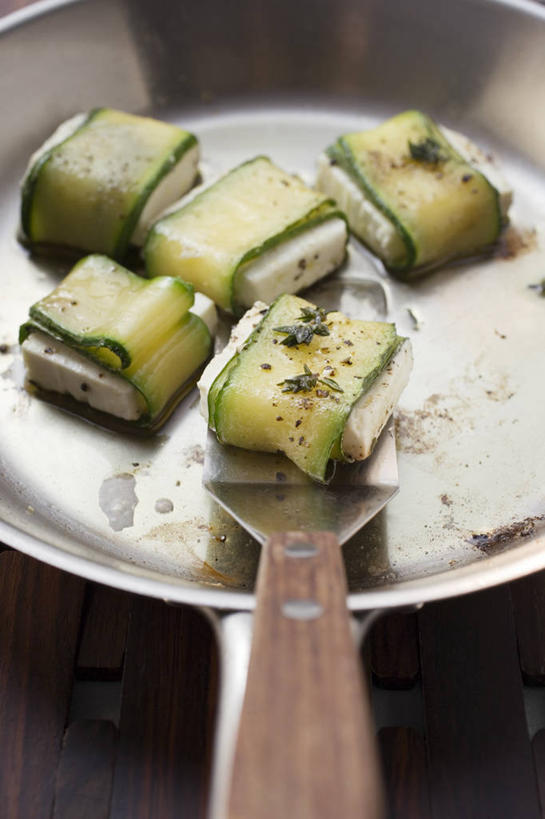 奶酪,无人,竖图,俯视,室内,特写,白天,烹饪,餐桌,桌子,黄瓜,蔬菜,厨具,金属制品,阴影,新鲜,芳香,反射,金属,锅子,影子,勺子,干酪,起司,食品,芝士,营养,锅,食物,两个,调羹,汤匙,香草,乳酪,有机食品,绿色食品,煎锅,餐台,锅具,吉祥,百里香,麝香草,乳制品,发酵,烹饪用具,如意,勇气,勇敢,地椒,自尊,不屈,平安,烹调用具,青瓜,胡瓜,烹调,彩图,高角度拍摄