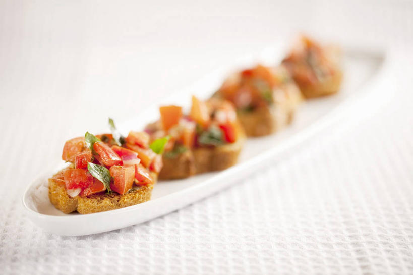 点心,面包,无人,横图,俯视,室内,特写,白天,餐桌,桌子,蔬菜,西红柿,餐具,阴影,朦胧,模糊,新鲜,反射,碟子,盘,影子,食品,面点,吐司,食物,糕点,一个,盘子,碟,有机食品,绿色食品,单个,餐台,法式面包,吐司面包,番茄,彩图,高角度拍摄,多士,听型面包