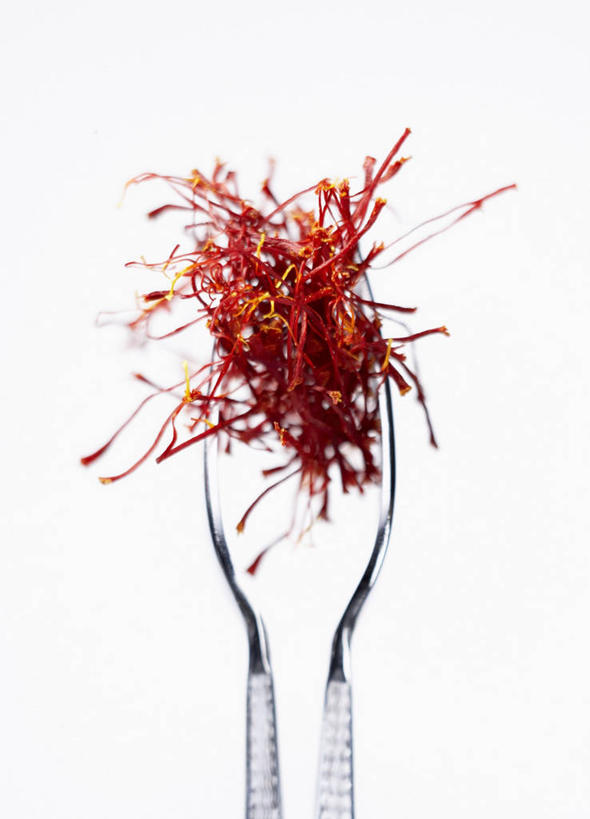 无人,竖图,俯视,室内,特写,白天,白色背景,快乐,餐桌,桌子,一堆,许多,阴影,堆叠,堆积,反射,影子,调味,香料,佐料,很多,藏红花,红色,摄影,影棚,餐台,堆,保护,番红花,配料,西红花,作料,彩图,高角度拍摄,影棚拍摄,拍摄