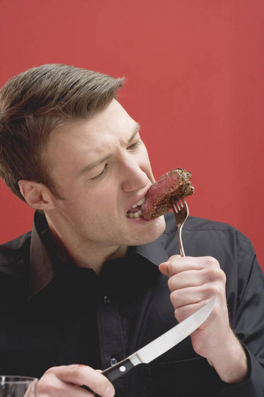 西方人,一个人,吃,竖图,室内,白天,正面,衬衫,烹饪,西餐,餐具,欧洲,欧洲人,仅一个男性,仅一个人,仅一个中年男性,一块,握,红色背景,服装,叉子,刀叉,刀子,肉,牛排,牛肉,料理,食品,拿,拿着,注视,菜肴,美食,肉类,食物,两个,衣服,黑色,观察,看,西式,握着,摄影,服饰,佳肴,影棚,观看,察看,衣着,穿着,关注,餐刀,肉食,餐叉,衣饰,男人,男性,中年男性,白种人,进餐用具,嚼,食,半身,彩图,影棚拍摄,衬衣,拍摄