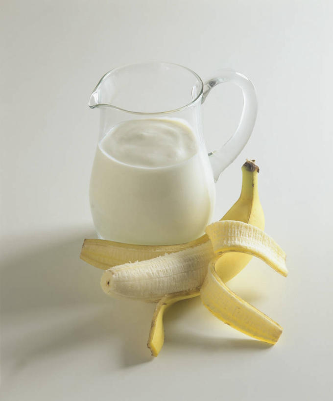牛奶,无人,竖图,俯视,室内,特写,白天,白色背景,餐桌,桌子,香蕉,水果,玻璃,一根,阴影,新鲜,反射,壶,影子,生食,食品,果实,果皮,饮品,一杯,营养,玻璃制品,水壶,食物,饮料,一个,黄色,茶壶,摄影,有机食品,绿色食品,影棚,单个,餐台,乳制品,奶,牛乳,香蕉皮,安神,甘蕉,彩图,高角度拍摄,影棚拍摄,拍摄