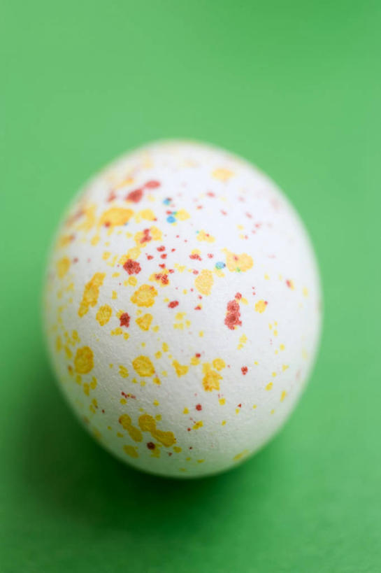 无人,竖图,俯视,室内,特写,白天,餐桌,桌子,复活节,绿色背景,阴影,节日,庆祝,反射,影子,蛋,一颗,文化,庆典,摄影,影棚,餐台,纪念,彩蛋,复活节彩蛋,彩图,高角度拍摄,影棚拍摄,拍摄