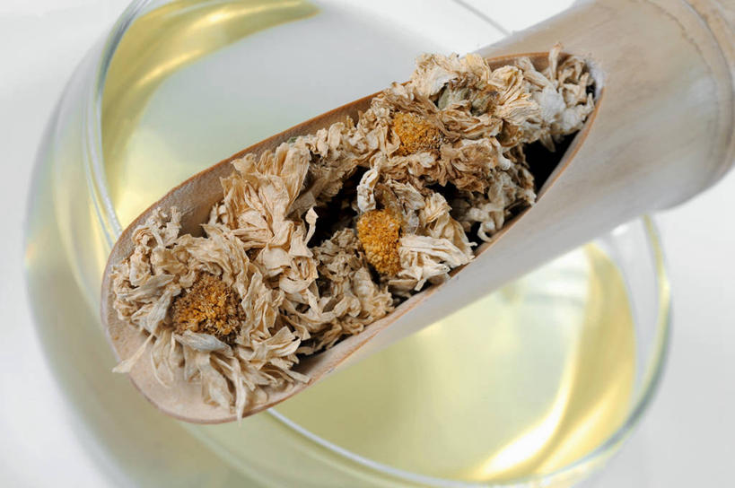 无人,横图,俯视,室内,特写,白天,白色背景,爱情,幸福,餐桌,茶,桌子,杯子,玻璃,一堆,阴影,堆叠,堆积,盛开,反射,木制,影子,勺子,茶叶,饮品,一杯,花蕾,娱乐,玻璃制品,花,花瓣,花朵,鲜花,两个,木制品,水杯,调羹,汤匙,花茶,花苞,花蕊,享受,休闲,温馨,菊花,放松,乐趣,保健,养生,摄影,影棚,餐台,堆,吉祥,花草茶,舒适,菊花茶,高洁,长寿,香花茶,香片,熏花茶,怀恋,清净,真情,寿客,秋菊,茶杯,彩图,高角度拍摄,影棚拍摄,拍摄