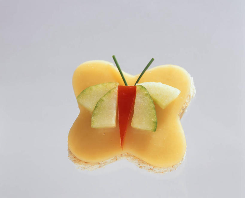 点心,面包,奶酪,无人,横图,俯视,室内,特写,白天,白色背景,烹饪,西餐,餐桌,桌子,黄瓜,辣椒,蔬菜,阴影,新鲜,反射,影子,干酪,起司,三明治,料理,食品,面点,芝士,营养,菜肴,美食,食物,糕点,快餐,乳酪,西式,摄影,佳肴,有机食品,绿色食品,影棚,餐台,乳制品,发酵,彩椒,西式快餐,辣角,红海椒,大椒,辣虎,广椒,三文治,甜椒,柿子椒,青瓜,辣子,胡瓜,海椒,番椒,灯笼椒,彩图,高角度拍摄,影棚拍摄,拍摄