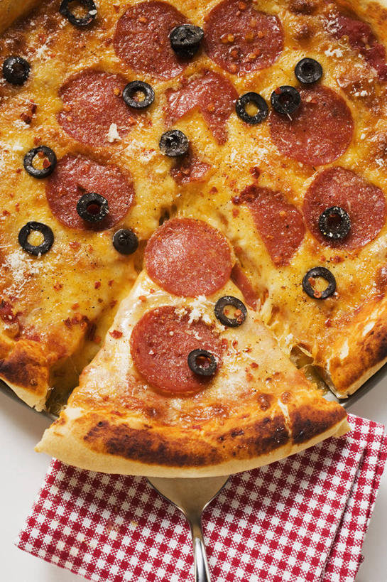 奶酪,无人,竖图,俯视,室内,特写,白天,烹饪,西餐,餐桌,桌子,橄榄,水果,纺织品,切开,阴影,新鲜,反射,布,影子,肉,生食,香肠,干酪,起司,料理,食品,披萨,匹萨,果实,织物,腊肠,芝士,营养,抹布,猪肉,菜肴,美食,肉类,食物,一个,快餐,切,乳酪,西式,佳肴,有机食品,绿色食品,单个,餐台,黑橄榄,乳制品,比萨,发酵,剖面,肉食,西式快餐,垃圾食品,乌橄榄,切面,乌榄,意大利薄饼,豚肉,油橄榄,青果,白榄,彩图,高角度拍摄