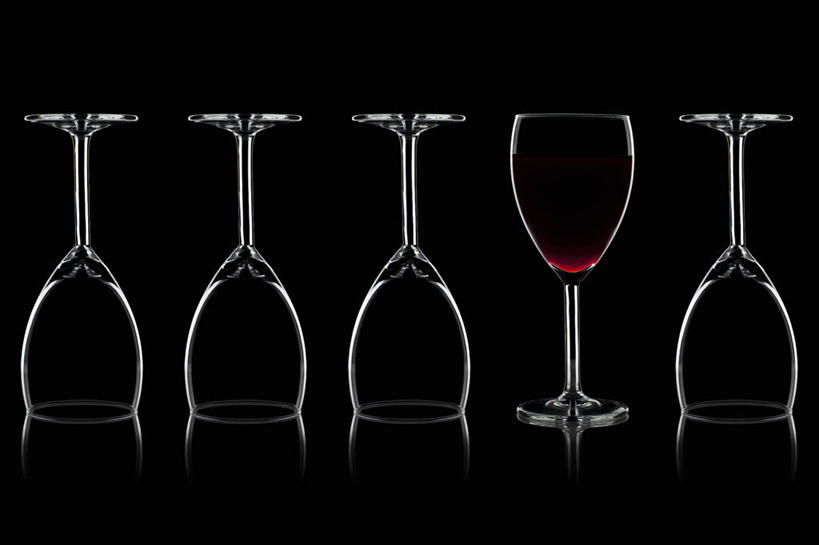 红酒,葡萄酒,无人,横图,室内,特写,白天,正面,餐桌,桌子,杯子,五个,一排,许多,阴影,黑色背景,整齐,反射,高脚杯,影子,红酒杯,酒类,一杯,玻璃制品,酒,饮料,排列,酒杯,红葡萄酒,摄影,影棚,餐台,葡萄酒杯,队列,玻璃杯,彩图,影棚拍摄,拍摄