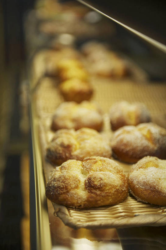 点心,无人,商店,交叉,竖图,俯视,室内,特写,白天,下午茶,窗户,落地窗,橱窗,竹子,一排,许多,阴影,竹制,整齐,并列,并排,编织,反射,篮子,影子,食品,很多,商铺,玻璃窗,食物,糕点,排列,竹篮,奶油蛋糕,竹条,交织,竹制品,队列,平行,玻璃橱窗,市肆,商号,穿插,面包店,磅蛋糕,彩图,高角度拍摄,店铺,蛋糕