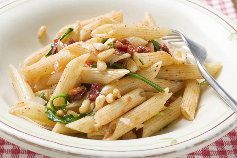 面食,通心粉,无人,横图,俯视,室内,特写,白天,西餐,餐桌,桌子,蔬菜,西红柿,餐具,一堆,阴影,堆叠,堆积,新鲜,反射,布料,叉子,影子,陶瓷,面,通心面,料理,食品,陶瓷制品,番茄干,布纹,松子,松子仁,桌布,食物,两个,餐巾,容器,台布,碗,西式,有机食品,绿色食品,餐台,储藏,堆,松仁,储存,餐叉,松籽仁,进餐用具,番茄,彩图,高角度拍摄,日晒番茄干,贮存