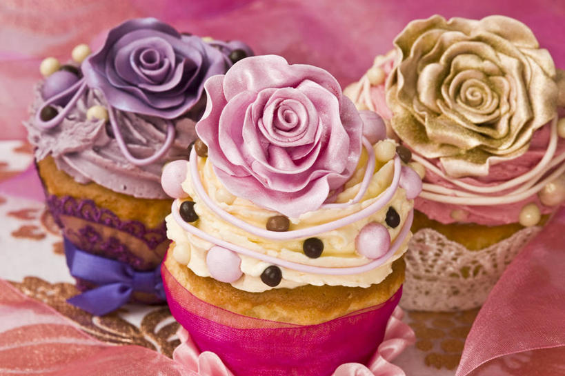 点心,无人,横图,俯视,室内,特写,白天,爱情,下午茶,幸福,纯洁,热情,餐桌,桌子,玫瑰,阴影,装饰,盛开,反射,影子,食品,玫瑰花,浪漫,花蕾,松饼,花,花瓣,花朵,鲜花,食物,糕点,三个,花苞,花蕊,温暖,温馨,恩爱,餐台,纸托,华丽,修饰,点缀,和睦,感动,衬托,美观,雅致,雅观,尊敬,玛芬蛋糕,蛋糕托,蛋糕托纸,蛋糕纸托,天真,刺玫花,徘徊花,彩图,高角度拍摄,融洽