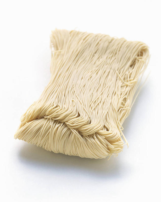 面食,面条,无人,竖图,俯视,室内,特写,白天,白色背景,烹饪,中餐,餐桌,桌子,阴影,反射,影子,面,料理,食品,菜肴,美食,食物,中式,摄影,佳肴,影棚,餐台,鸡蛋面,彩图,高角度拍摄,影棚拍摄,拍摄