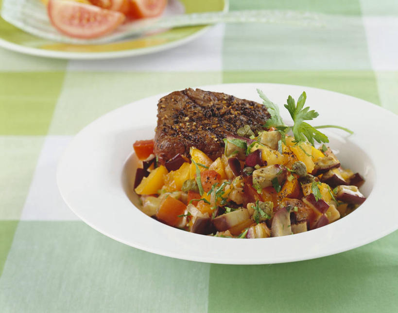 无人,横图,俯视,室内,特写,白天,烹饪,西餐,餐桌,桌子,蔬菜,餐具,叶子,阴影,新鲜,装饰,反射,布料,碟子,盘,影子,肉,牛排,牛肉,料理,食品,绿叶,布纹,菜肴,美食,肉类,桌布,食物,一个,盘子,餐巾,碟,台布,嫩叶,西式,佳肴,有机食品,绿色食品,单个,餐台,华丽,修饰,点缀,配菜,肉食,衬托,美观,雅致,雅观,叶,叶片,彩图,高角度拍摄