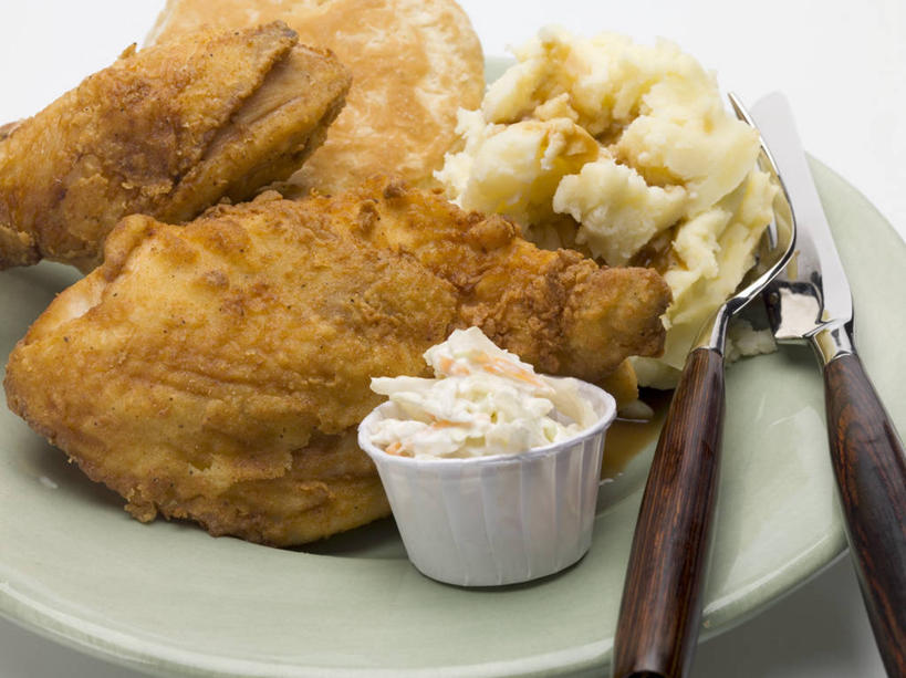 无人,横图,俯视,室内,特写,白天,白色背景,烹饪,西餐,餐桌,桌子,蔬菜,土豆,椰菜,卷心菜,餐具,阴影,新鲜,反射,叉子,刀叉,刀子,碟子,盘,影子,陶瓷,鸡肉,肉,油炸,料理,食品,陶瓷制品,土豆泥,鸡块,菜肴,美食,肉类,食物,盘子,容器,碟,碗,四个,甘蓝,西式,摄影,佳肴,有机食品,绿色食品,影棚,餐台,储藏,储存,餐刀,炸鸡块,肉食,餐叉,馍馍蛋,马铃薯泥,薯蓉,进餐用具,洋芋,山药蛋,马铃薯,结球甘蓝,甘兰,包心菜,彩图,高角度拍摄,影棚拍摄,拍摄,贮存