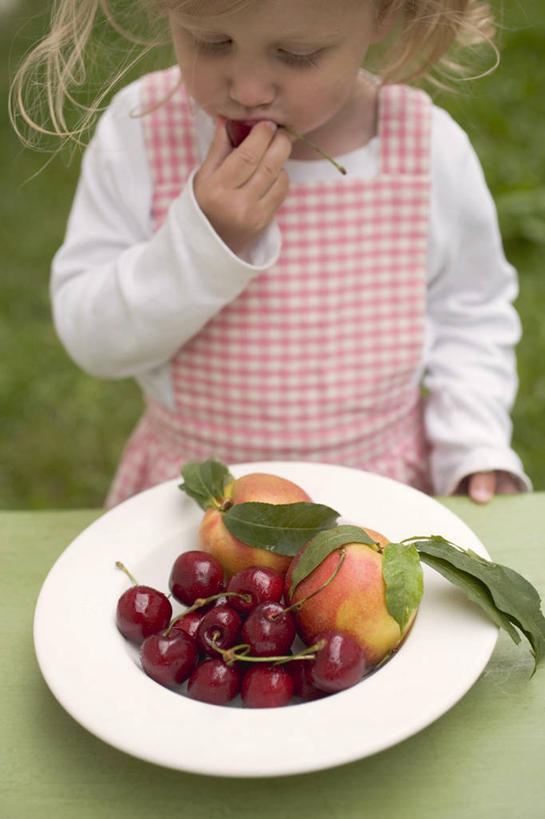 西方人,儿童,一个人,站,吃,竖图,俯视,室外,白天,纯洁,草地,草坪,植物,餐桌,桌子,樱桃,餐具,水果,叶子,欧洲,欧洲人,仅一个女性,仅一个人,一堆,许多,握,堆叠,堆积,服装,新鲜,碟子,盘,生食,食品,果实,绿叶,很多,拿,拿着,注视,休闲装,草,食物,小孩,衣服,绿色,盘子,碟,观察,看,站着,仅一个小孩,休闲,休闲服,嫩叶,可爱,童年,童趣,握着,服饰,有机食品,绿色食品,餐台,观看,堆,察看,关注,童真,烂漫,无邪,天真,女孩,女人,女性,白种人,孩子,叶,叶片,樱珠,莺桃,英桃,楔桃,牛桃,荆桃,嚼,食,站立,半身,彩图,高角度拍摄,女生