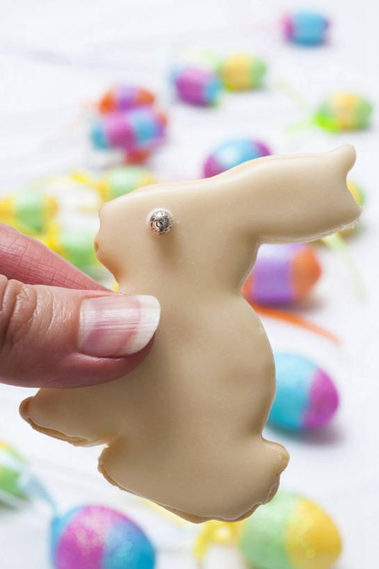 点心,西方人,手,一个人,捏,竖图,俯视,室内,特写,白天,白色背景,哺乳动物,欧洲,复活节,欧洲人,仅一个年轻女性,仅一个女性,仅一个人,一块,节日,朦胧,模糊,庆祝,兔子,食品,曲奇,捏着,文化,食物,动物,饼干,零食,庆典,手部,摄影,影棚,纪念,单手,兔,曲奇饼,曲奇饼干,年轻女性,女人,女性,白种人,半身,彩图,高角度拍摄,影棚拍摄,拍摄