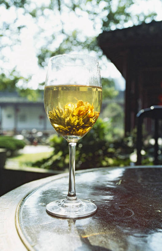 无人,竖图,室外,特写,白天,正面,幸福,草地,草坪,植物,餐桌,茶,桌子,杯子,阴影,朦胧,模糊,光线,影子,茶叶,一杯,娱乐,玻璃制品,草,树,树木,一个,绿色,阳光,自然,水杯,享受,休闲,温馨,放松,乐趣,生长,单个,成长,餐台,提神,舒适,醒脑,玻璃杯,彩图