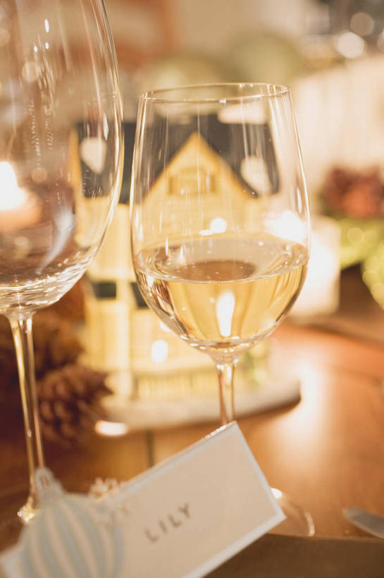 红酒,葡萄酒,无人,竖图,俯视,室内,特写,白天,餐桌,桌子,杯子,圣诞节,阴影,节日,朦胧,模糊,庆祝,反射,高脚杯,影子,坚果,果实,松果,红酒杯,白葡萄酒,酒类,文化,玻璃制品,酒,饮料,酒杯,干果,庆典,餐台,纪念,松塔,葡萄酒杯,玻璃杯,彩图,高角度拍摄