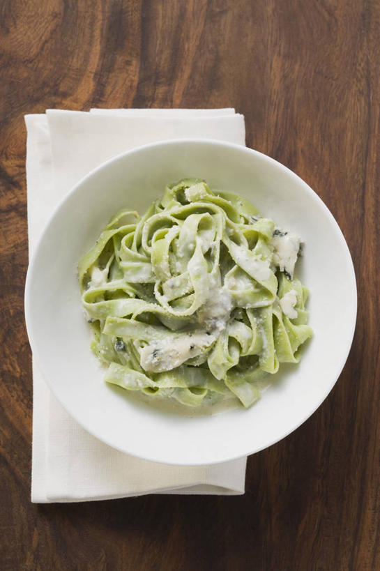 面食,面条,奶酪,意大利面,无人,竖图,俯视,室内,特写,白天,西餐,餐桌,桌子,菠菜,蔬菜,一堆,阴影,堆叠,堆积,新鲜,反射,影子,陶瓷,面,干酪,起司,料理,食品,陶瓷制品,芝士,营养,食物,一个,餐巾,容器,碗,乳酪,西式,有机食品,绿色食品,单个,餐台,储藏,堆,乳制品,储存,发酵,蓝纹奶酪,斯提耳顿干酪,保洁方巾,口布,鹦鹉菜,鼠根菜,角菜,红嘴绿鹦哥,赤根菜,菠薐菜,波斯草,彩图,高角度拍摄,贮存