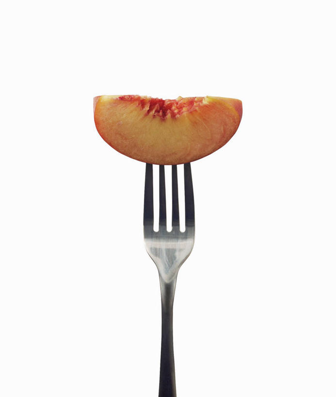 无人,竖图,室内,特写,白天,白色背景,正面,桃子,餐具,水果,一块,切开,阴影,新鲜,反射,叉子,影子,生食,食品,果实,食物,一个,切,摄影,有机食品,绿色食品,影棚,单个,剖面,餐叉,切面,肺果,进餐用具,彩图,影棚拍摄,拍摄