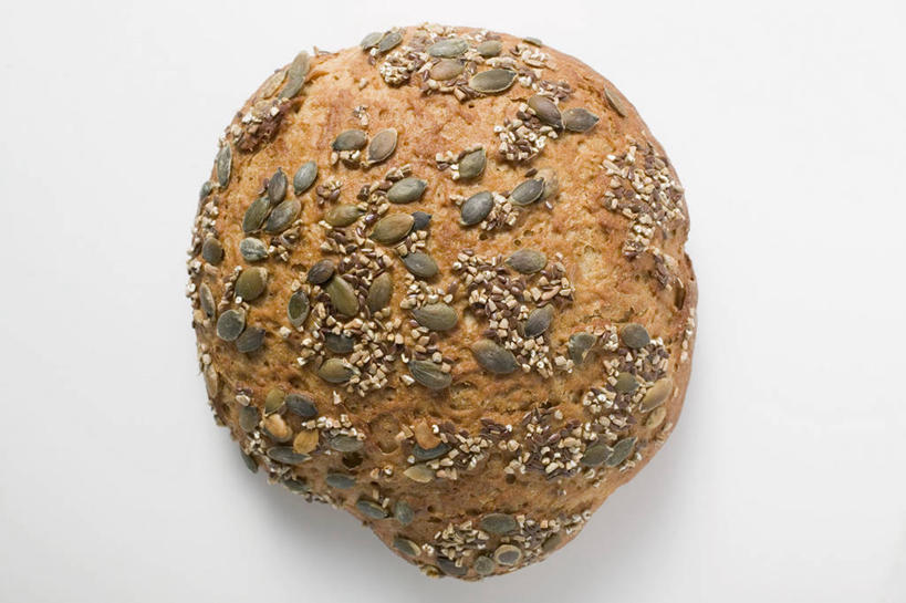 点心,面包,无人,横图,俯视,室内,特写,白天,白色背景,餐桌,桌子,阴影,反射,影子,食品,坚果,面点,小吃,食物,糕点,一个,零食,黑面包,摄影,影棚,单个,餐台,瓜子,全麦面包,南瓜子,麸皮面包,彩图,高角度拍摄,影棚拍摄,拍摄