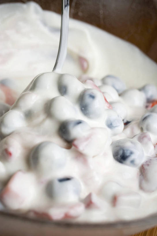 点心,无人,竖图,俯视,室内,特写,白天,餐桌,桌子,水果,一堆,阴影,堆叠,堆积,朦胧,模糊,新鲜,反射,影子,勺子,陶瓷,生食,食品,甜点,甜品,果实,陶瓷制品,食物,糕点,两个,容器,调羹,汤匙,碗,甜食,奶油,有机食品,绿色食品,餐台,储藏,堆,乳制品,储存,激凌,克林姆,淇淋,彩图,高角度拍摄,贮存