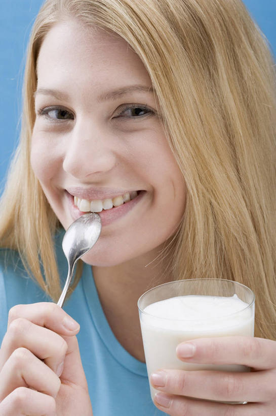 牛奶,西方人,脸,头,脸颊,手,一个人,笑,微笑,露齿笑,竖图,室内,特写,白天,正面,杯子,欧洲,欧洲人,双手,仅一个年轻女性,仅一个女性,仅一个人,握,蓝色背景,服装,勺子,饮品,一杯,营养,拿,拿着,注视,休闲装,酸奶,玻璃制品,饮料,两个,衣服,蓝色,水杯,调羹,汤匙,观察,看,休闲,手部,休闲服,金色,握着,摄影,服饰,影棚,观看,察看,乳制品,奶,关注,发酵,优格,优酪乳,年轻女性,女人,女性,白种人,头部,长发,直发,脸部,脸蛋,面部,玻璃杯,半身,彩图,影棚拍摄,拍摄