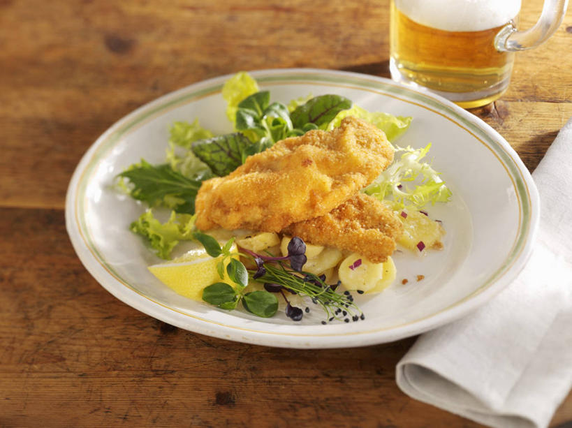 无人,横图,俯视,室内,特写,白天,烹饪,西餐,餐桌,桌子,蔬菜,土豆,餐具,阴影,新鲜,反射,碟子,盘,影子,肉,生食,蔬菜沙拉,牛排,牛肉,沙拉,料理,食品,色拉,沙律,菜肴,美食,肉类,食物,一个,盘子,餐巾,碟,西式,佳肴,有机食品,绿色食品,单个,餐台,色拉酱,千岛酱,肉食,馍馍蛋,保洁方巾,口布,洋芋,山药蛋,马铃薯,彩图,高角度拍摄