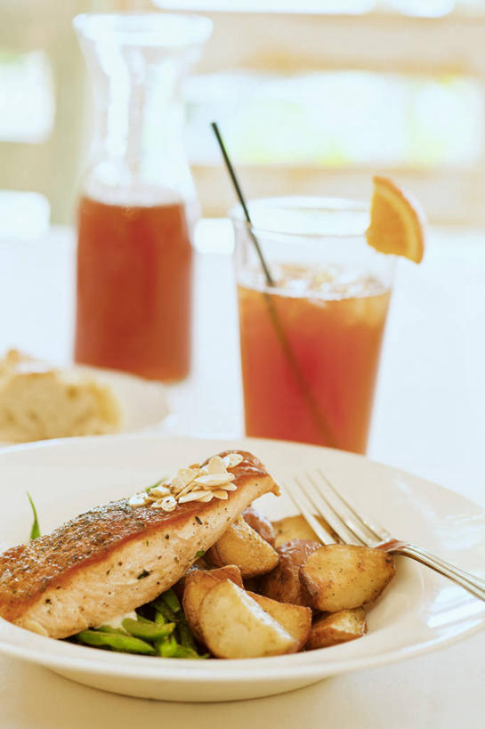 三文鱼,果汁,无人,竖图,俯视,室内,特写,白天,植物,餐桌,桌子,鲑鱼,杏仁,豆,蔬菜,土豆,杯子,餐具,阴影,朦胧,模糊,新鲜,反射,叉子,碟子,盘,影子,豆类,豆子,肉,鱼肉,食品,饮品,肉类,玻璃制品,食物,饮料,盘子,水杯,碟,四个,有机食品,绿色食品,餐台,大马哈鱼,可口,肉食,餐叉,豆科,撒蒙鱼,萨门鱼,冰海之皇,鲑,馍馍蛋,马哈鱼,麻哈鱼,大麻哈鱼,适口,青大豆,玻璃杯,进餐用具,杏子,杏梅仁,杏核仁,木落子,苦杏仁,洋芋,山药蛋,青豆,马铃薯,彩图,高角度拍摄