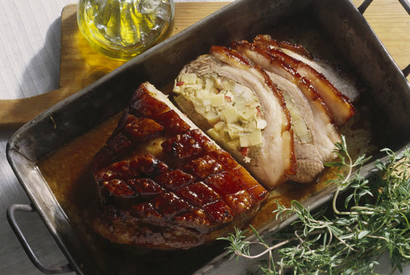 无人,横图,俯视,室内,特写,白天,餐桌,桌子,苹果,餐具,水果,叶子,金属制品,切开,阴影,新鲜,装饰,反射,金属,碟子,罐子,烤盘,盘,影子,肉,生食,食用油,油,橄榄油,食品,果实,绿叶,猪肉,肉类,玻璃制品,食物,两个,盘子,玻璃瓶,瓶子,碟,切,嫩叶,有机食品,绿色食品,餐台,华丽,修饰,点缀,配菜,剖面,肉食,切面,植物油,豚肉,衬托,美观,雅致,雅观,叶,叶片,彩图,高角度拍摄