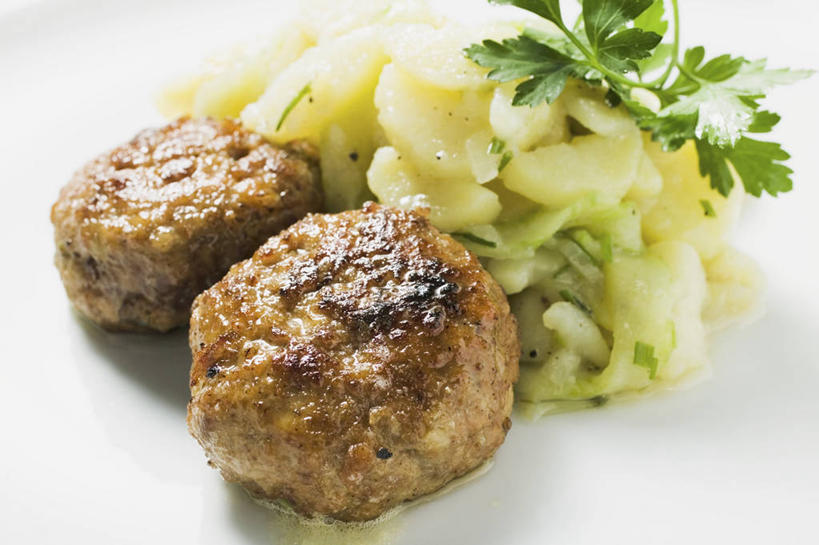 无人,横图,俯视,室内,特写,白天,白色背景,餐桌,桌子,蔬菜,土豆,餐具,叶子,阴影,新鲜,反射,碟子,盘,影子,肉,生食,蔬菜沙拉,沙拉,食品,绿叶,汉堡包,色拉,肉饼,沙律,肉类,食物,一个,盘子,碟,嫩叶,摄影,有机食品,绿色食品,影棚,单个,餐台,色拉酱,千岛酱,肉食,馍馍蛋,叶,叶片,洋芋,山药蛋,马铃薯,彩图,高角度拍摄,影棚拍摄,拍摄,汉堡饼,汉堡肉饼